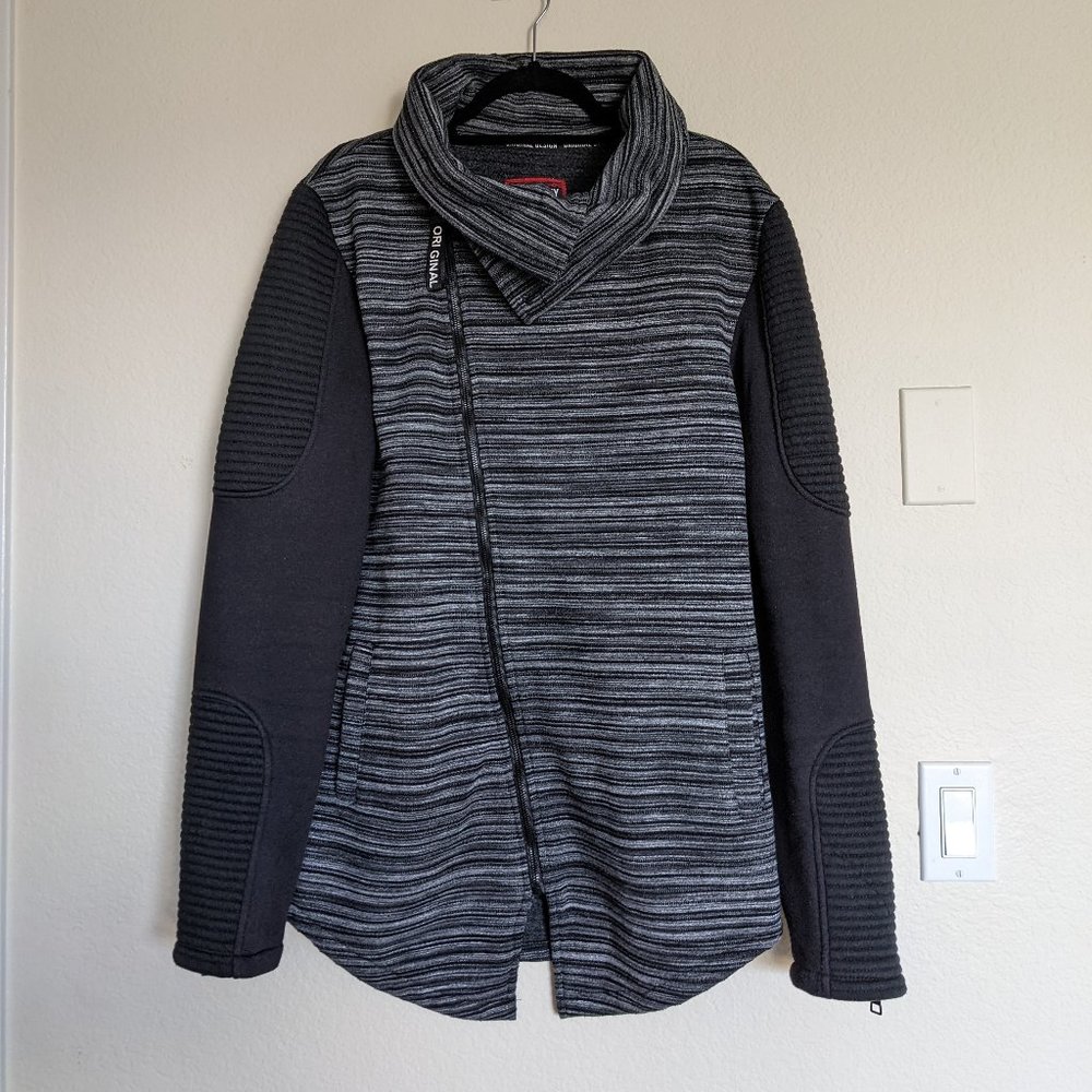 Men Gray-Black Stand-up Collar Sweater / Curvy design - Picture 3 of 9